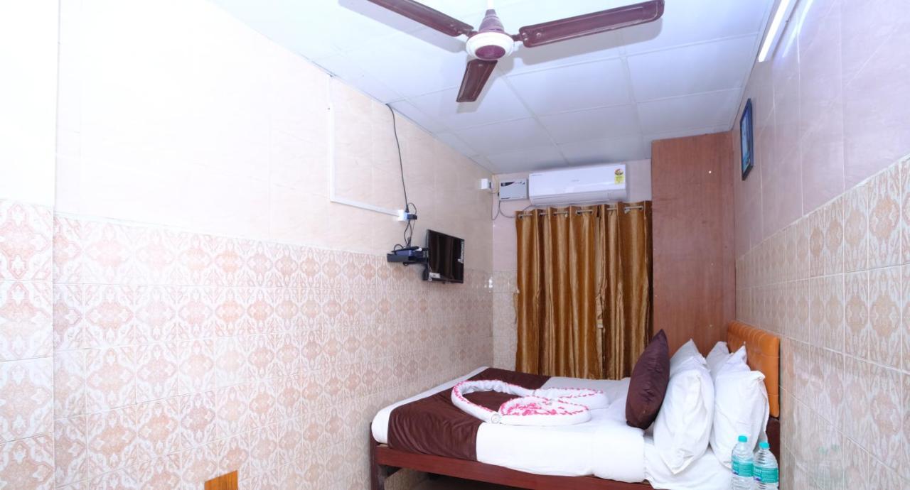 Aum Karthikeya Residency - Near Railway Station होटल